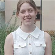 Biochemiestudentin gibt Chemienachhilfe für alle Jahrgangsstufen